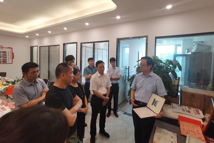 市、区工商联、兄弟商会一行来我会检查指导创建全国“四好”商会工作(图3) 市、区工商联、兄弟商会一行来我会检查指导创建全国“四好”商会工作(图3)